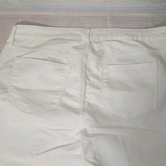 NWOT Old Navy Rockstar white jeans - Picture 4 of 5